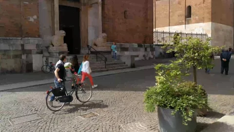 View of the back of the Cremona Cathedral and the bell tower Video stock 92177892