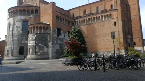 View of the back of the Cremona Cathedral, Lombardy Italy Video stock 92095147