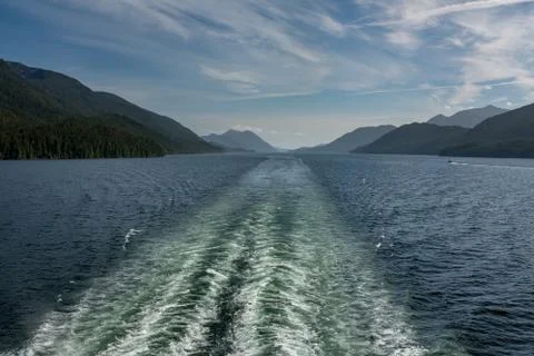 The view from the back of a ferry as it makes its way through the Inside Pass Stock-Fotos
