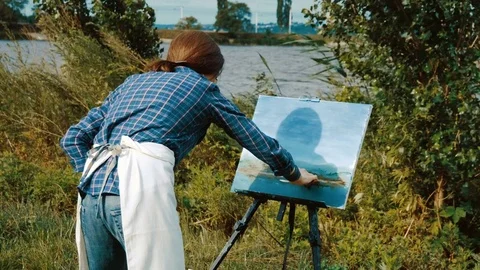 The view from the back of painter painting a landscape with oil paints. 4K 库存影片 78415454