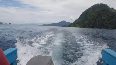 The view from the back of a small boat on the ocean 스톡 동영상 293948547