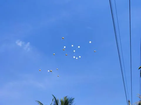 View of balloons in sunny clouds Foto stock