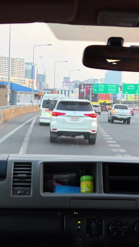 View of Bangkok through the car window. Vidéo 330334248
