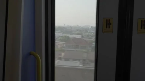 View to bangkok train public transportation while moving fast with view out.. Видео 331303142