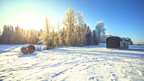 View of a barrel sauna in a snowy forest landscape in Latvia. Vídeos de archivo 340640470