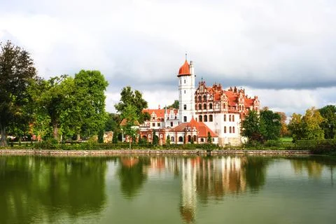 View of Basedow Castle on a summer day with ripples on the water Foto stock