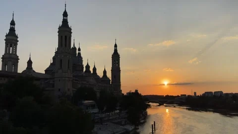 View on the Basílica de Nuestra Señora del Pilar from the Ebro 動画素材 249354452