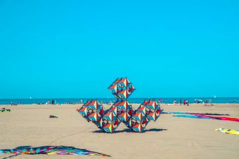 View of the beach and flying wind comets agains blue sky. Valencia, beach. Foto stock