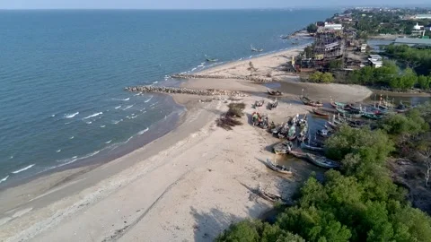 View of the beach with beautiful blue waves in the afternoon Video stock 289606323