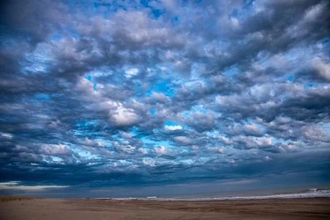 View of the beach on a blue cloudy day. Travel and summer concept. Foto stock