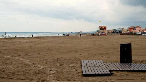View of a beach on a cloudy day, with lifeguard booth Vídeo Stock 101347109