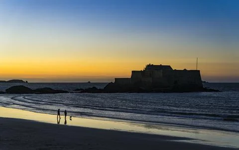 View of the beach du Sillon at sunset with the National Fort. Foto stock