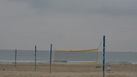 View of the beach with exercise equipment on a cloudy winter day 스톡 동영상 258266902