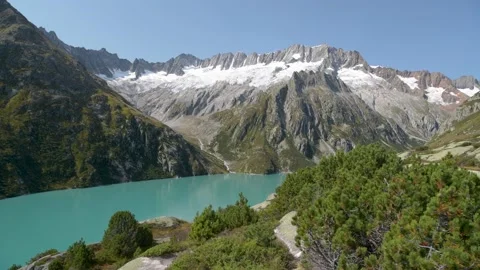 View on beautiful alpine scenery around the Goscheneralpsee lake Video stock 140616171