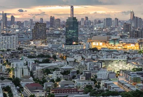 View of Beautiful Clouds in the Sky over Large Metropolitan City. Fotos Stock