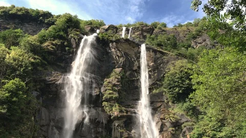 View of a beautiful high waterfalls Vídeo Stock 127963899