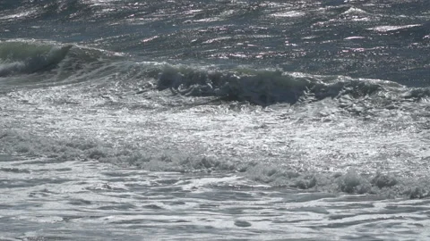View of a beautiful ocean sandy beach with the blue waves rolling into the shore Stock-Footage 91247480