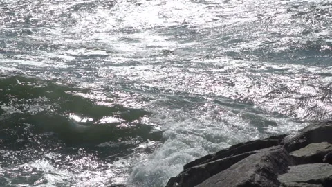 View of a beautiful ocean sandy beach with the blue waves rolling into the shore Stock-Footage 91247932