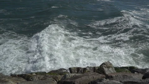 View of a beautiful ocean sandy beach with the blue waves rolling into the shore Stock-Footage 91248011