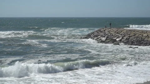 View of a beautiful ocean sandy beach with the blue waves rolling into the shore Stock-Footage 91271233