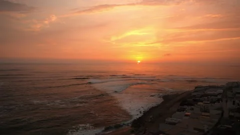 View of a beautiful orange sunset on the beach with the yellow sun and traced Vidéo 181897121