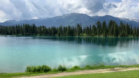 View of Beauvert Lake at Jasper, Alberta, Canada in a summer. 스톡 동영상 202295253
