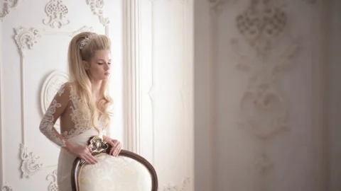 View behind the column on a young bride. Morning bride Video stock 104575755