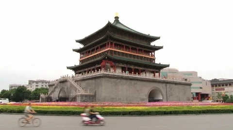 View to the Bell tower in downtown Xian, China. Vídeo Stock 64994875