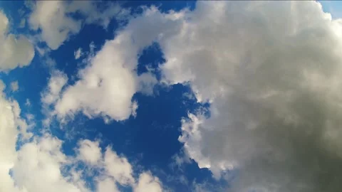 View up from below to cloudscape timelapse. Beauty of color and light in summ Vidéo 155238618