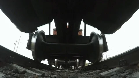 A view from below on the railway and freight train in motion. Close-up of the Vídeo Stock 74174236
