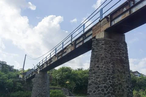 View from below of a small bridge over Yeh Unda dam in Klungkung, Bali Foto stock