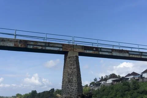 View from below of a small bridge over Yeh Unda dam in Klungkung, Bali Foto stock