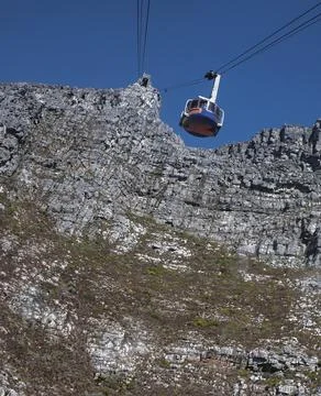 View from below of Table Mountain and the cable lift in Cape Town. Foto stock