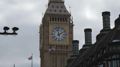 A view of the Big Ben clock tower with British flags. 스톡 동영상 303460708