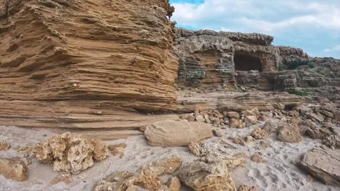View of Big Cliff on Coast Stockbeeldmateriaal 195830941