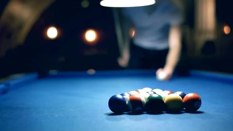 View of billiard's table and man playing snooker Vídeos de archivo 70127020