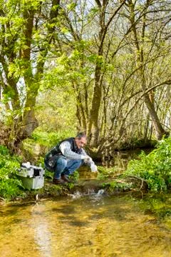 View of a Biologist take a sample in a river. Foto stock