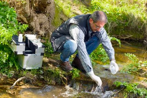 View of a Biologist take a sample in a river. Foto stock