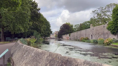 View Of The Bishops Palace Moat, Wells, Somerset On a Blowy Autumn Day 動画素材 208459713