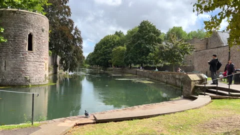 View Of The Bishops Palace Moat, Wells, Somerset On An Autumn Day 動画素材 208466157