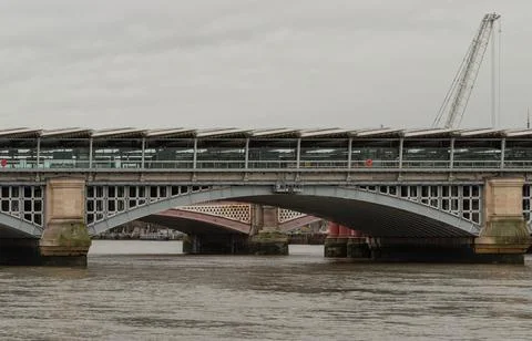 View of Blackfriars Bridge with solar panel roof and Blackfriars Bridge cro.. Foto stock