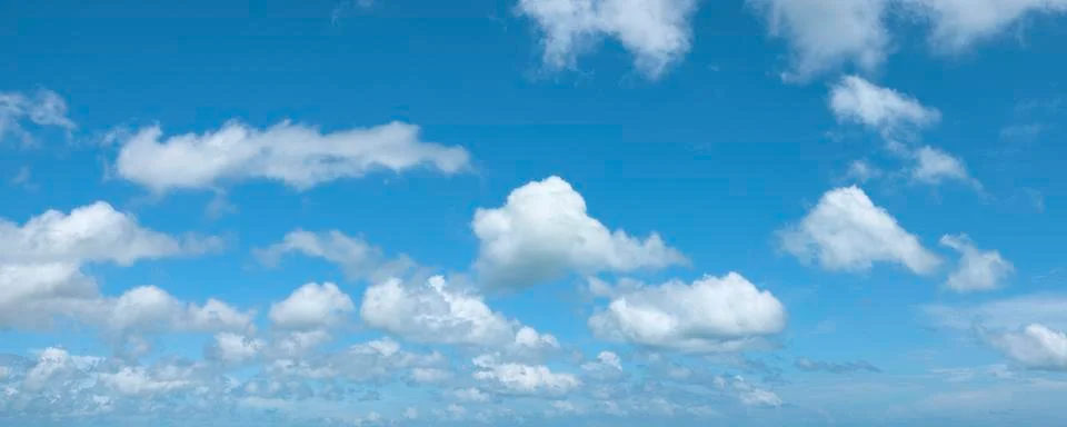 View of a blue cloudy sky. panoramic composition in high resolution. Foto stock