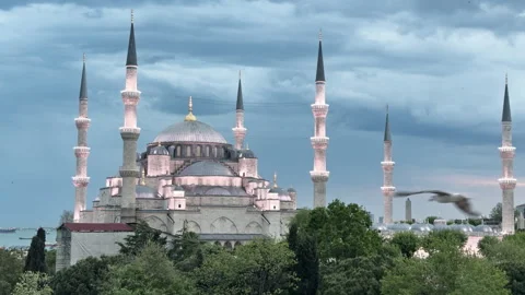 View of the Blue Mosque in Istanbul at sunset. Vídeos de archivo 339985282