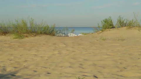 View of the blue sea from the sandy beach 库存影片 125634797