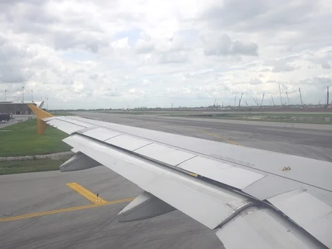 View of Blue sky and cloud out the window airplane wing, Cloudscape 库存影片 77679314