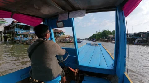 View of a boat driver navigating the Kampong Khleang, Cambodia. Stock-Footage 343880555