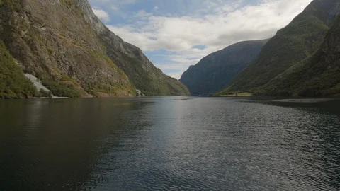View from a boat as it sails along lake in the Norwegian fjords 스톡 동영상 94297677