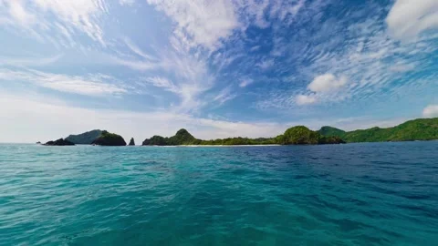 View from Boat Navigating Deep Blue Ocean Near Island Vidéo 336177758