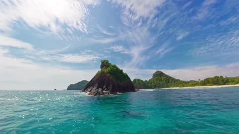 View from Boat Navigating Deep Blue Ocean and Turquoise Water Vidéo 336177898