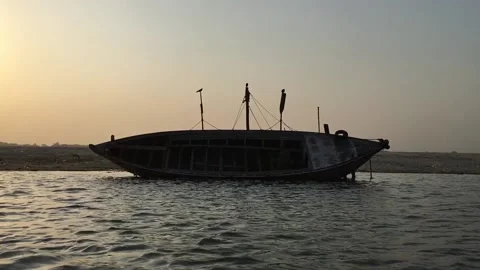View of a boat in riverside at varanasi 스톡 동영상 133586176